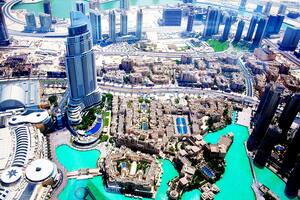 Dubái es una ciudad emirato de los Emiratos Árabes Unidos, de 3,331 millones de habitantes, conocida por su lujo, la arquitectura ultramoderna y su vida nocturna.
