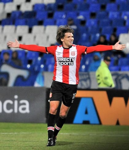 Dubarbier, en la otra vereda de La Plata, con la camiseta de Estudiantes y el festejo de un gol a Godoy Cruz (2017/18)