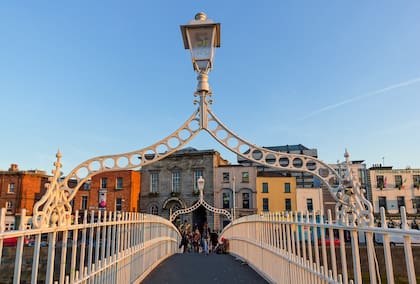 Dublín, capital de la República de Irlanda, se encuentra en la costa este de Irlanda en la desembocadura del río Liffey. Sus edificios históricos incluyen el Castillo de Dublín, Catedral de San Patricio, y el Puente del Medio Penique (foto).