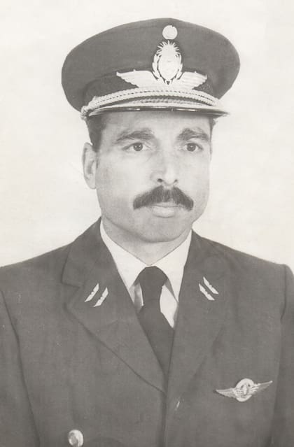 Dubourg retratado con su uniforme oficial de la Fuerza Aérea Argentina.