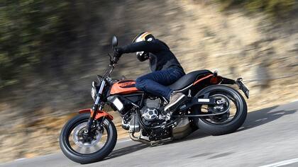 Ducati Scramble: por su diseño clásico de los ‘60 y su motor de 800 cc, esta moto es una de las preferidas para los que pasan por la crisis de los 40.