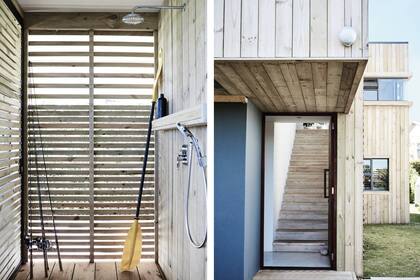 Ducha con deck para sacarse la sal y la arena de vuelta de la playa. A la derecha, la escalera que lleva al living-comedor-cocina