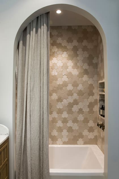 Ducha con revestimiento de cerámicos artesanales ‘Sari’ (Bukara) a tres tonos; por dentro, cortina impermeable y, por fuera, una de lino.
