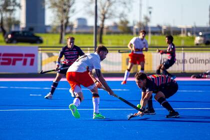 Ducilo y Banade y la lucha por la pelota, en un torneo con mucha paridad