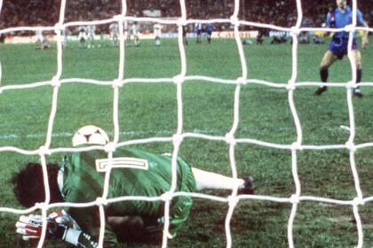 Duckadam ataja uno de los penales de Barcelona