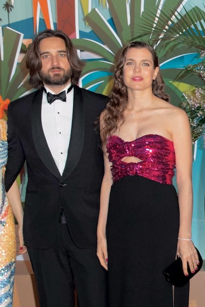 En la última edición del tradicional Baile de la Rosa, Dimitri Rassam y Charlotte Casiraghi volvieron a posar juntos y sonrientes tras los rumores de crisis. Con strapless con lentejuelas de Yves Saint Laurent, la hija de la princesa Carolina de Mónaco lució su impresionante anillo de compromiso