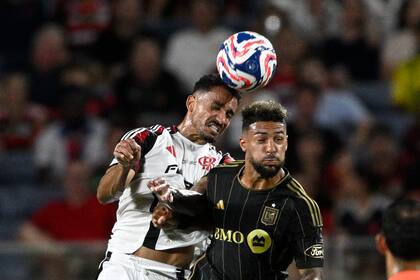 Duelo aéreo entre Danilo y Denis Bouanga; Flamengo rotó jugadores y jugó con la mente puesta en Bayern Munich