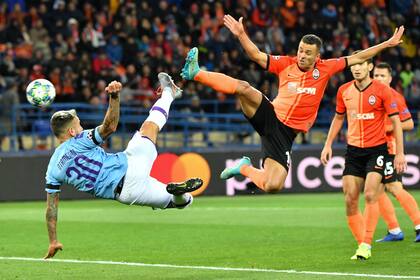 Duelo aéreo entre Otamendi y Junior Moraes; el argentino volvió a ser titular en el City de Guardiola