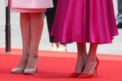 Duelo de estilos entre Juliana Awada con sus zapatos rojos y la primera dame china, Peng Liyuan