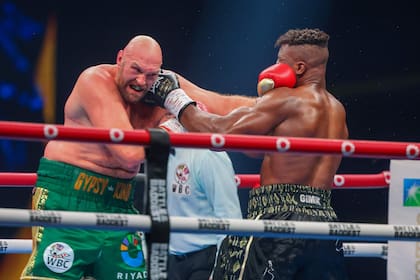 Duelo de izquierdas entre Tyson Fury fights y Francis Ngannou: una pelea-espectáculo que terminó con fallo dividido