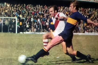 Duelo de talentosos y referentes: Onega pierde el balón contra Silvio Marzolini, en otro superclásico, esta vez en la Bombonera.