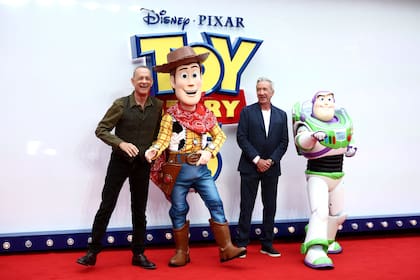 ¡Duelo de titanes! Tom Hanks y Tim Allen, el actor y voz de Buzz Lightyear en Toy Story, disfrutaron juntos del exclusivo evento