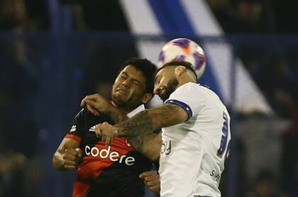 Duelo en el aire entre Robert Rojas y Lucas Pratto; el defensor paraguayo abrió el marcador para River, mientras que el delantero de Vélez marcó la primera igualdad