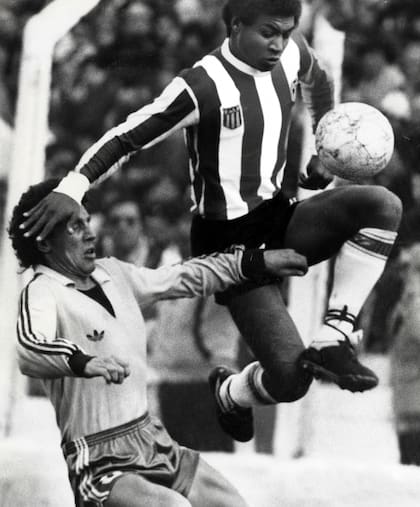 Duelo entre Custódio Mendes, de Estudiantes de La Plata, y Eduardo Andrés Masotto, de Temperley, en 1984
(DYN Omar Torres)