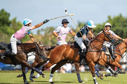 Duelo entre padre e hijo. Adolfito lo marca a Poroto, que tiene la bocha