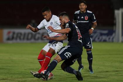Duelo trabado: Luis Del Pino y Marcelo Herrera luchan por el balón durante el encuentro jugado en el Estadio Nacional