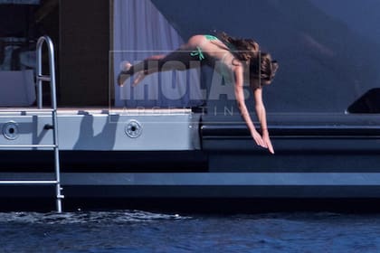 Dueña de un bajo perfil, a Ámbar en su familia la definen como “un alma creativa y brillante”. Por el momento, al menos de manera pública, no se le conoce novio. Sí se sabe que hizo un brevísimo paso por la producción de Almorzando… y aunque algunos decían que estudiaría Dirección de Cine –algo que lleva en la sangre por su bisabuelo, Daniel Tinayre–, su abuela, Marcela Tinayre, aclaró que eligió “una carrera nueva, relacionada con el arte”.