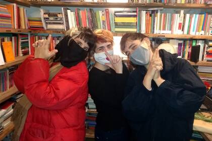 Jazmín López, Jacqueline Golbert y Gianina Covezzi, artistas, amigas y socias