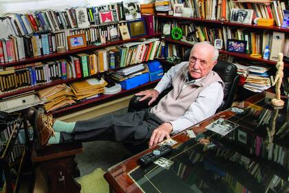 Dueño de una memoria prodigiosa –cuando evoca algún momento del pasado recuerda fecha, hora, la luz que había, si hacía calor o frío y si la ventana estaba abierta o cerrada–, “Josecito”, recostado en el sillón de cuero de su escritorio, repasa para ¡Hola! su larga vida y su impresionante trayectori