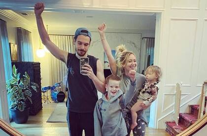 Duff junto a su familia en el 2021