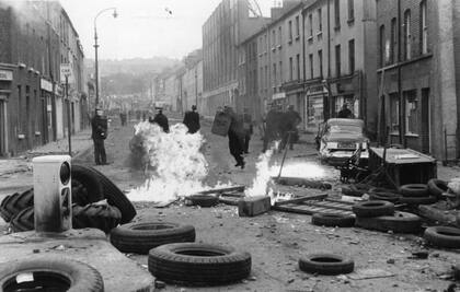 Dugdale entró en contacto con el IRA a principios de la década de 1970, después de que los enfrentamientos entre católicos y nacionalistas marcaran el inicio del conflicto armado en Irlanda del Norte.