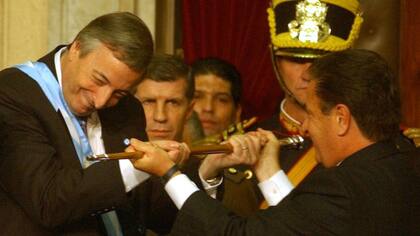 Néstor Kirchner agarró con fuerza el bastón presidencial el 25 de mayo de 2003, como para que nadie duda de quién mandaba 