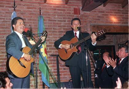 Duhalde y Ortega, guitarra en mano, en plena campaña electoral