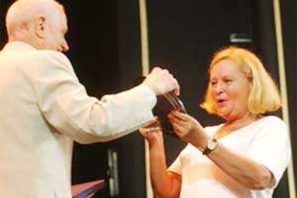 En 2003, Duilio Marzio le entregó el Premio Podestá