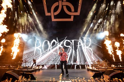 En este primer show en el Movistar Arena, Duki no tuvo invitados y centró la primera parte del show en cantar su nuevo material, Ameri, en orden