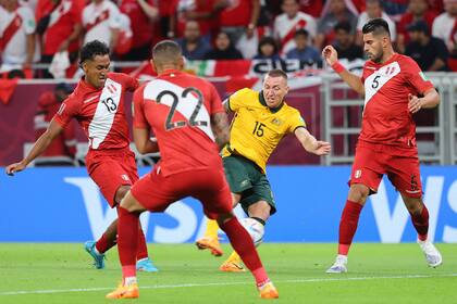 Duke remata al arco entre Callens, Tapia y Zambrano