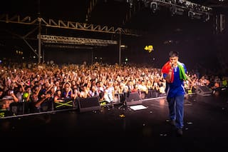 El tenso momento de Duki en el escenario: interrumpió el show y pidió que saquen a un fanático