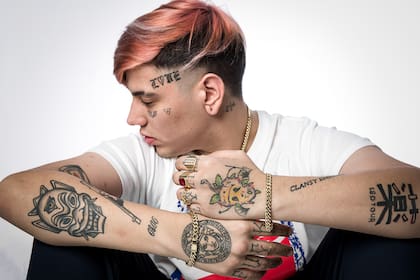 Duki en la sesión de fotos para la portada de Rolling Stone