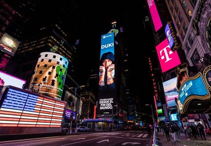 DUKI estuvo presente en pleno Times Square con un enorme billboard por una semana completa