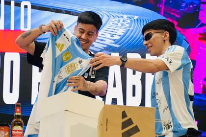 Duki recibe un regalo tras la conferencia de prensa que dio en el estadio Santiago Bernabéu