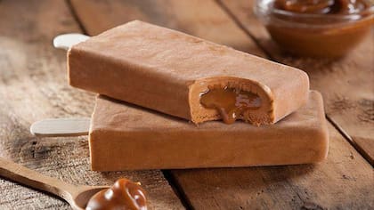 Dulce de leche, una de las opciones de Guapaletas, los helados de palito rellenos