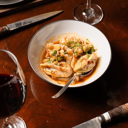 Dumplings de mollejas con adobo picante y salsa ponzu dulce y picante en Somos asado