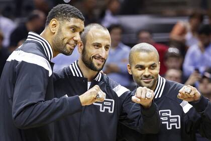 Duncan, Manu y Parker, felices con su nuevo anillo de campeón de la NBA