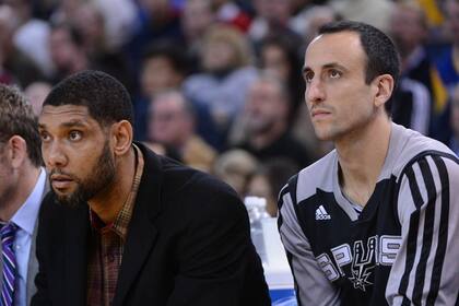Duncan y Manu mirando el partido desde afuera