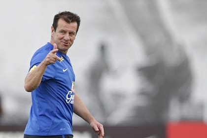 Dunga, contra las cuerdas de las críticas