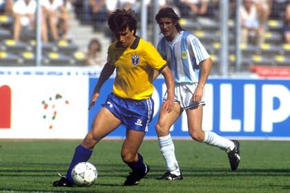Dunga se lleva la pelota ante la mirada de Claudio Caniggia. (Photo by Peter Robinson - PA Images via Getty Images)