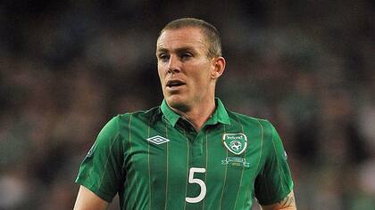 Dunne, con el escudo irlandés y el número 5 en el pecho