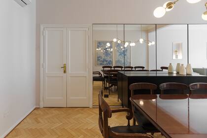 Dúo de lámparas 'Organic' (Flo's Market) y díptico de la artista Michelle Dabul. La puerta lleva a un distribuidor que conduce a la cocina y a los dormitorios.