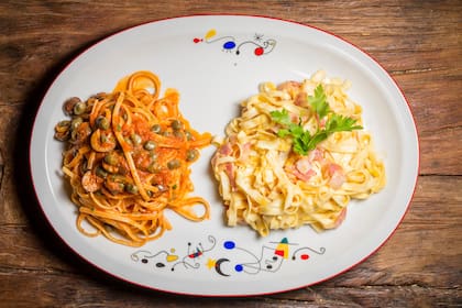 Dúo de linguine alla puttanesca (aceitunas negras, anchoas, alcaparras y peperoncino) y fettuccine alla carbonara (panceta, huevo y parmigiano) en Italpast.
