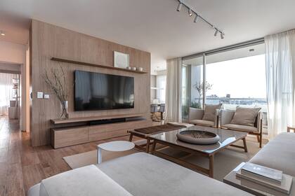 Dúo de poltronas (María Garzón Maceda), mesa ratona con tapa laqueada y base de roble. Banco tejido en tientos de cuero. Mesa de arrime 'Corchea' (Federico Churba).