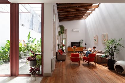 Duo de sillones diseñados por el danés Finn Juhl en 1953 (3001 Deco) restaurados, lámpara de pie cromada vintage y sofá (Ejercito de salvación) tapizado en pana color visón