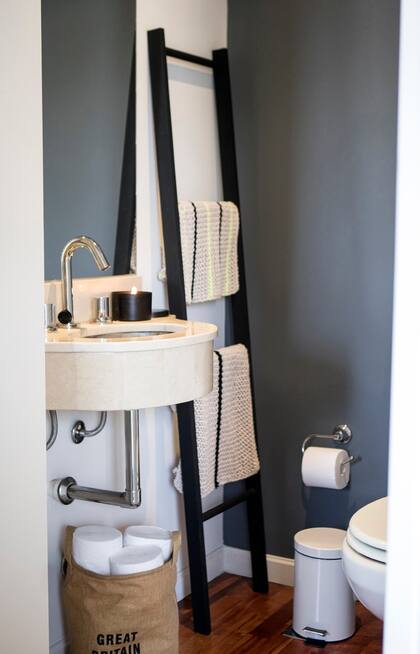 Dúo de tejidos (Al borde llama) sobre la escalera (Everything).