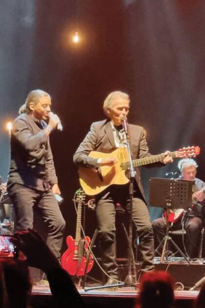 Dúo familiar con su hijo Yaco González para entonar “La Bohême”, uno de los temas favoritos del público.
