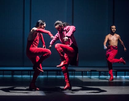 Dúos, solos, conjuntos y en un rincón, ese malambo en loop que repiquetea sin parar, pase lo que pase en el mientras tanto