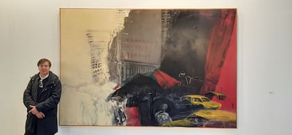 Duprat con "Taxis y lluvia" (1998/99), obra de Rómulo Macciò que la galería Vasari  llevó a arteba
