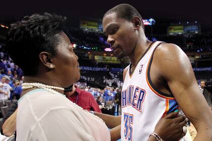 Durant con su mamá Wanda. A ella le dedicó el título de Jugador Más Valioso, en 2014